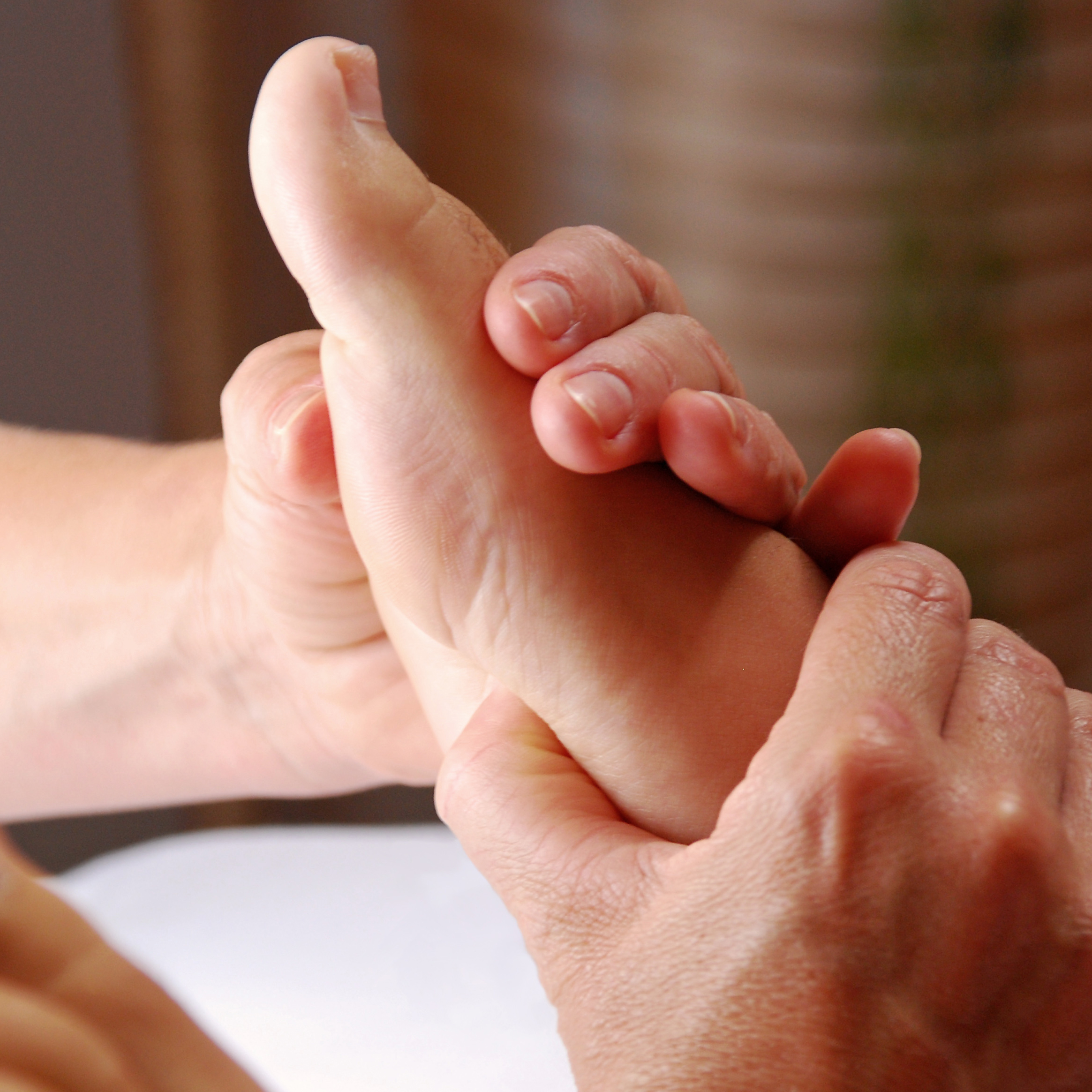 Hände massieren einen Fuß