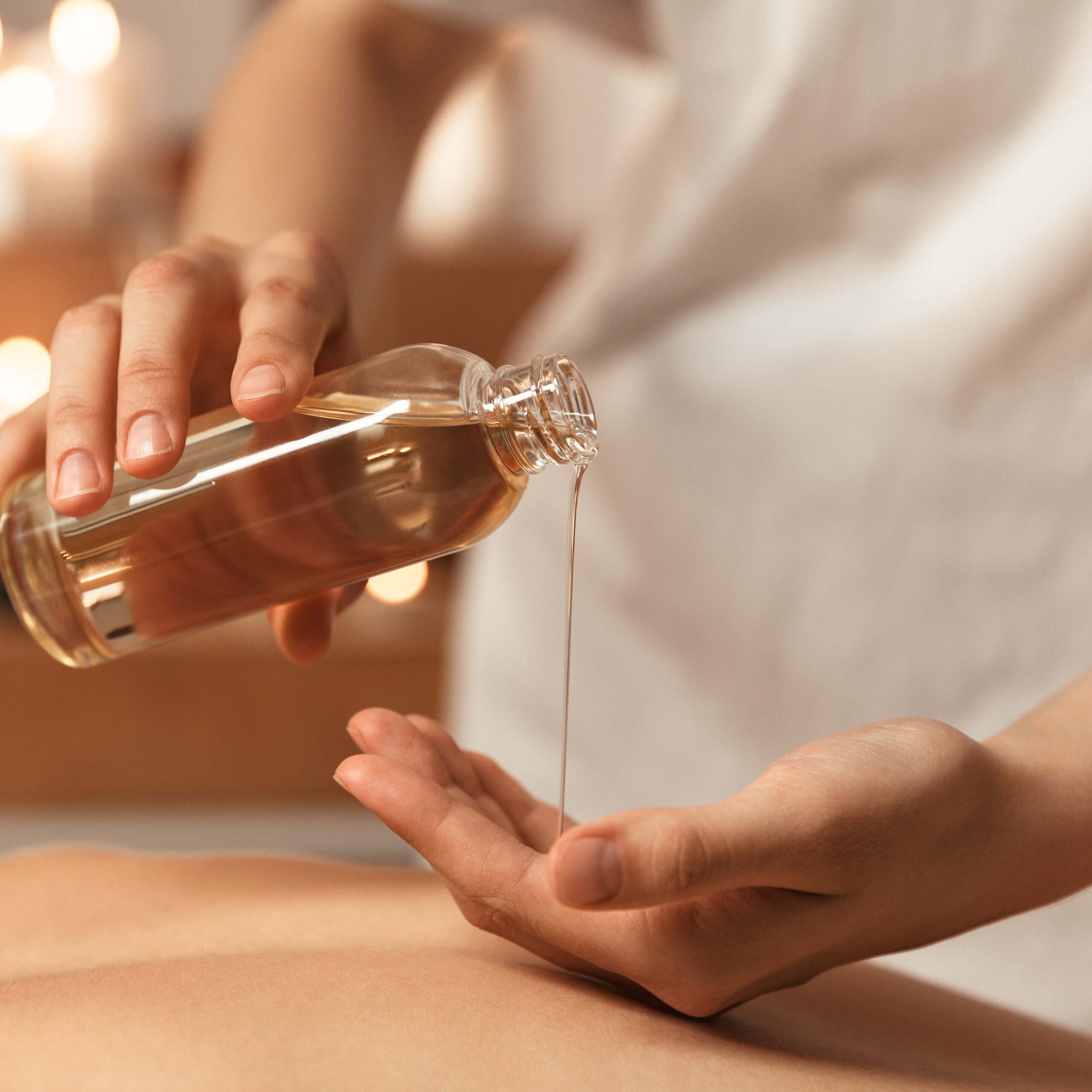 Massageöl wird auf Hände aufgetragen